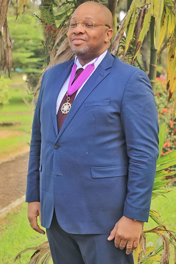 Ousmane Touré décoré par l’État de Côte d'Ivoire.